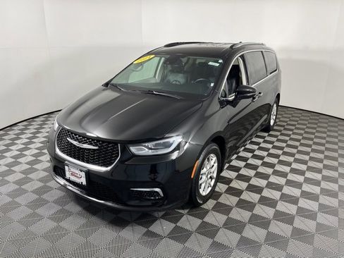 Used 2021 Chrysler Pacifica Touring-L image 3