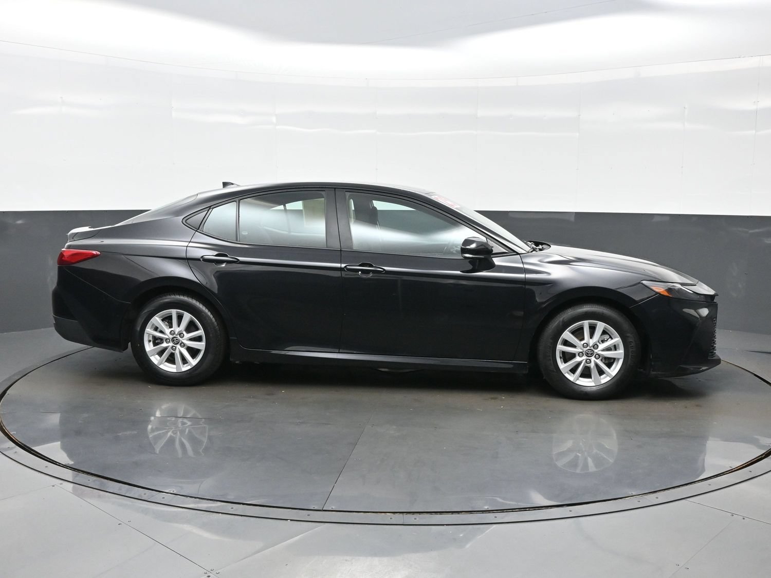 Used 2025 Toyota Camry LE FWD image 7