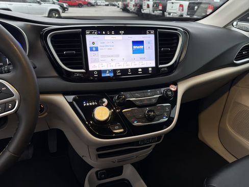 Used 2024 Chrysler Pacifica Touring-L image 29