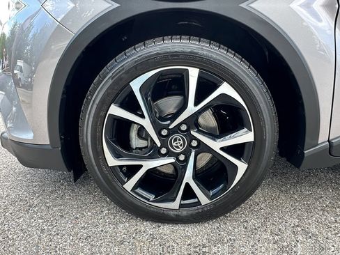 Used 2019 Toyota C-HR XLE FWD image 14