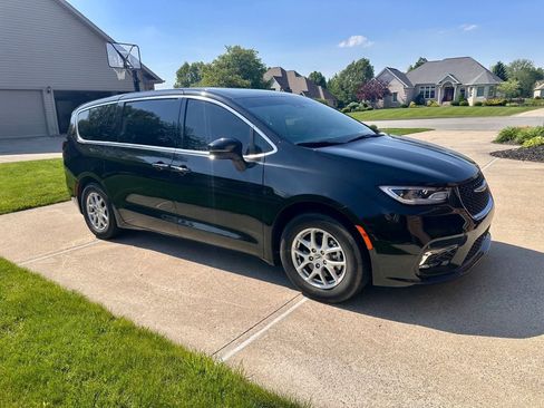 Used 2023 Chrysler Pacifica Touring-L FWD image 10