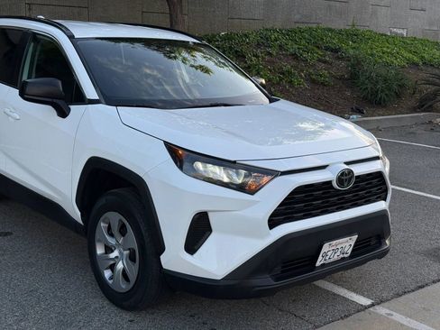 Used 2021 Toyota RAV4 LE FWD image 6