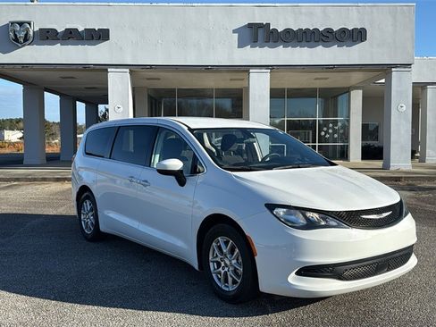 Used 2022 Chrysler Voyager LX image 2