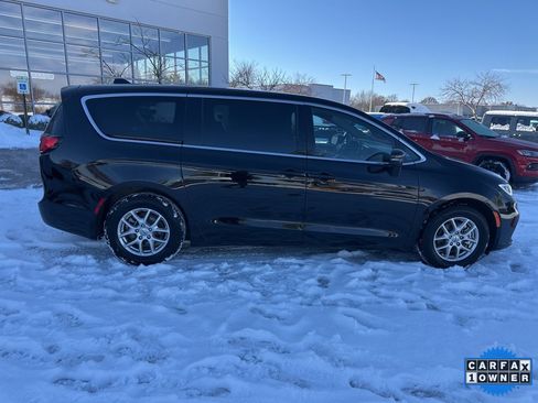 Used 2025 Chrysler Pacifica Select image 37