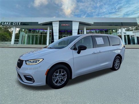Used 2024 Chrysler Pacifica Touring-L image 7