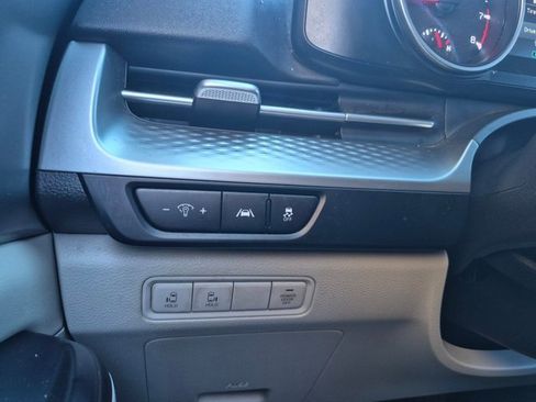 Used 2023 Kia Carnival LX image 25