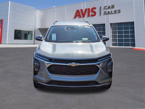 Used 2025 Chevrolet Trax LT w/ LT Convenience Package image 2
