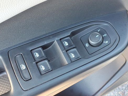 Used 2023 Volkswagen Taos SE w/ Panoramic Sunroof Package image 19