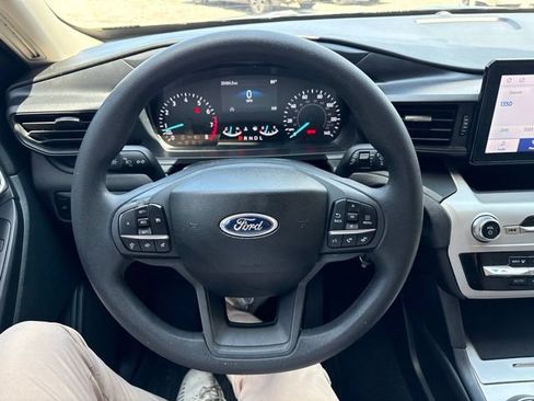 Used 2024 Ford Explorer 2WD image 9