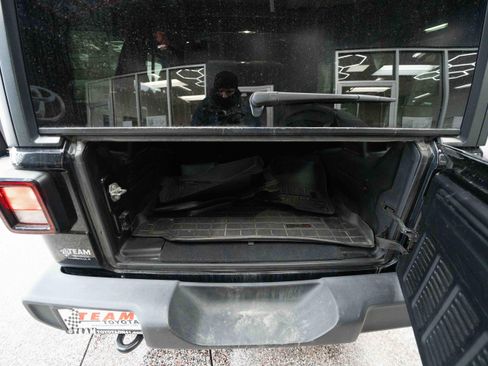 Used 2018 Jeep Wrangler Unlimited Sport S image 28