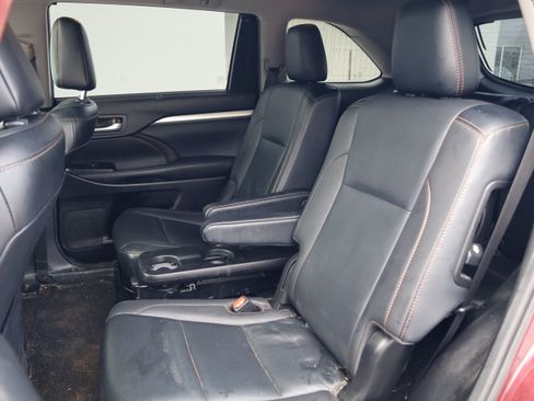 Used 2019 Toyota Highlander XLE FWD image 30