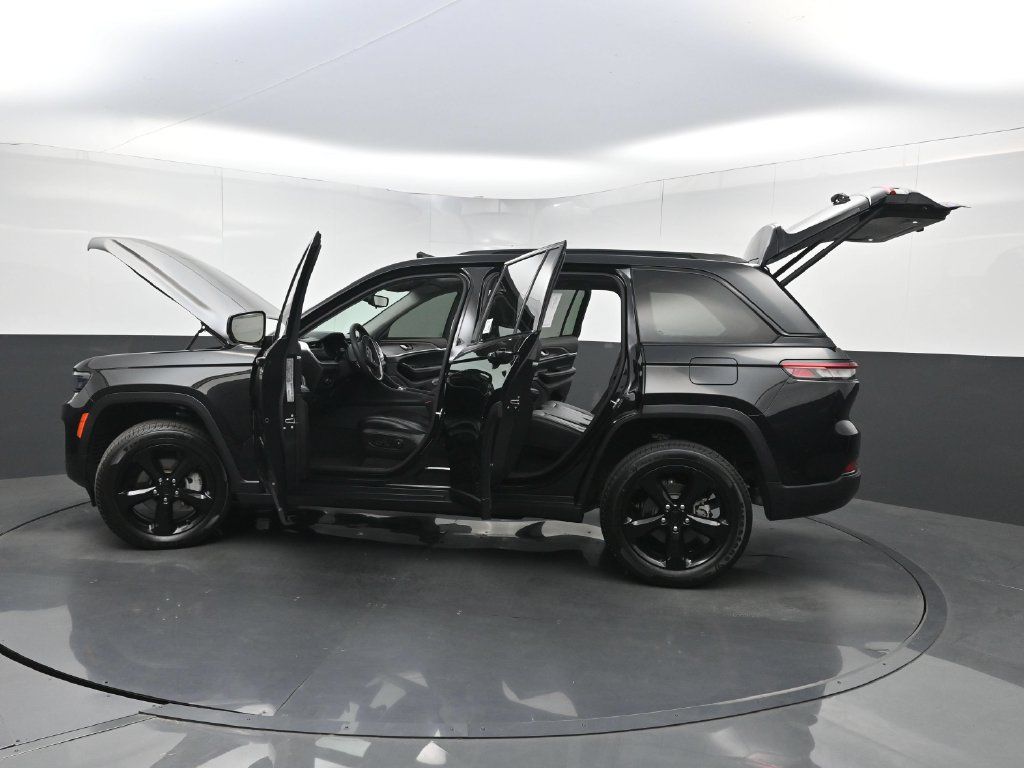 Used 2023 Jeep Grand Cherokee Limited w/ Black Appearance Package RWD image 42