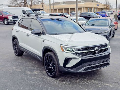 Used 2024 Volkswagen Taos SE w/ Taos Adventure Package image 10