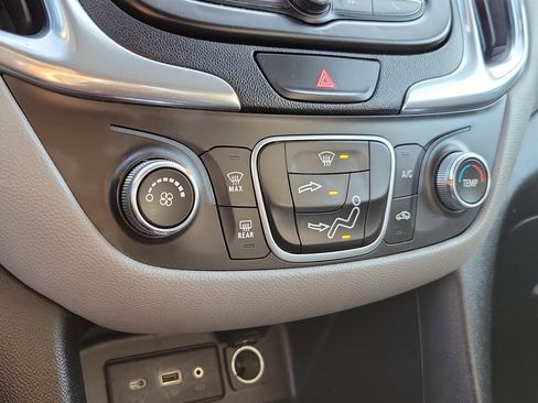 Used 2019 Chevrolet Equinox LS w/ LS Convenience Package image 30