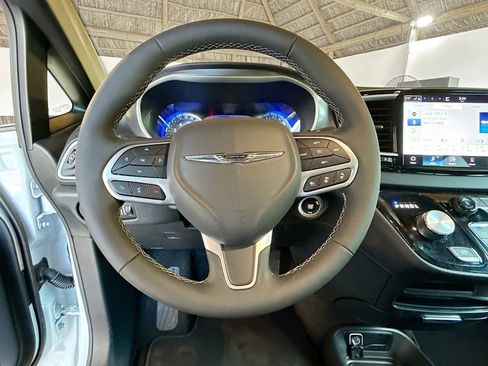 Used 2026 Chrysler Pacifica Select image 12