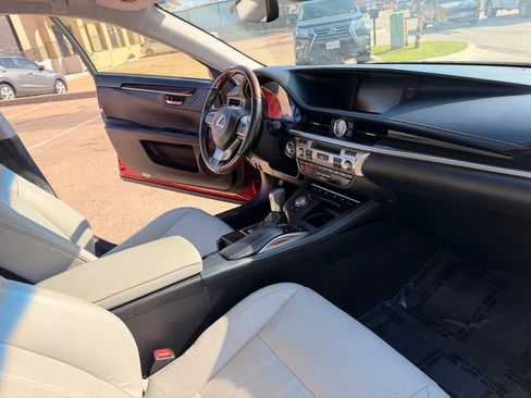 Used 2018 Lexus ES 300h w/ Luxury Package image 17