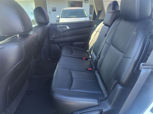 Used 2014 Nissan Pathfinder SL w/ SL Tech Package image 31