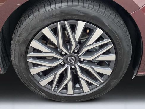 Used 2024 Nissan Altima 2.5 SV FWD image 11