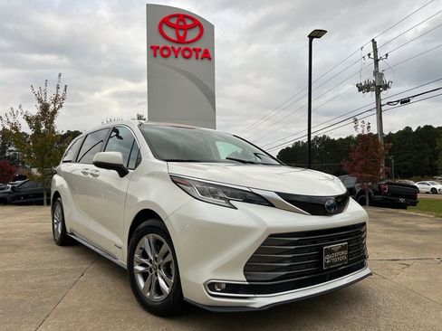 Used 2021 Toyota Sienna Limited image 1