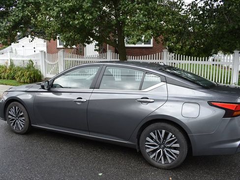 Used 2025 Nissan Altima 2.5 SV FWD image 9