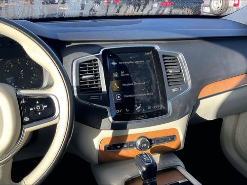 Used 2021 Volvo XC90 T5 Momentum w/ Protection Package Premier image 9