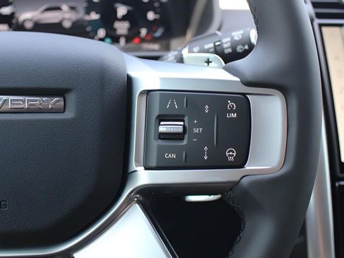 New 2025 Land Rover Discovery Dynamic SE image 16