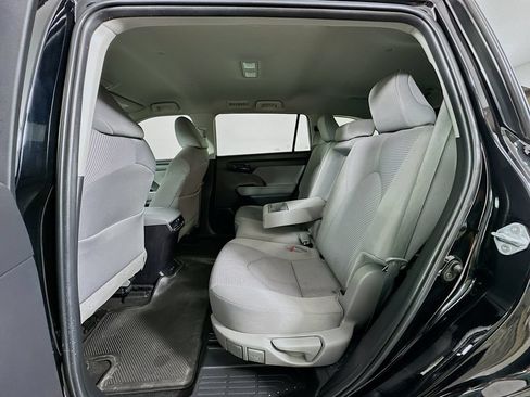 Used 2024 Toyota Highlander LE FWD image 23
