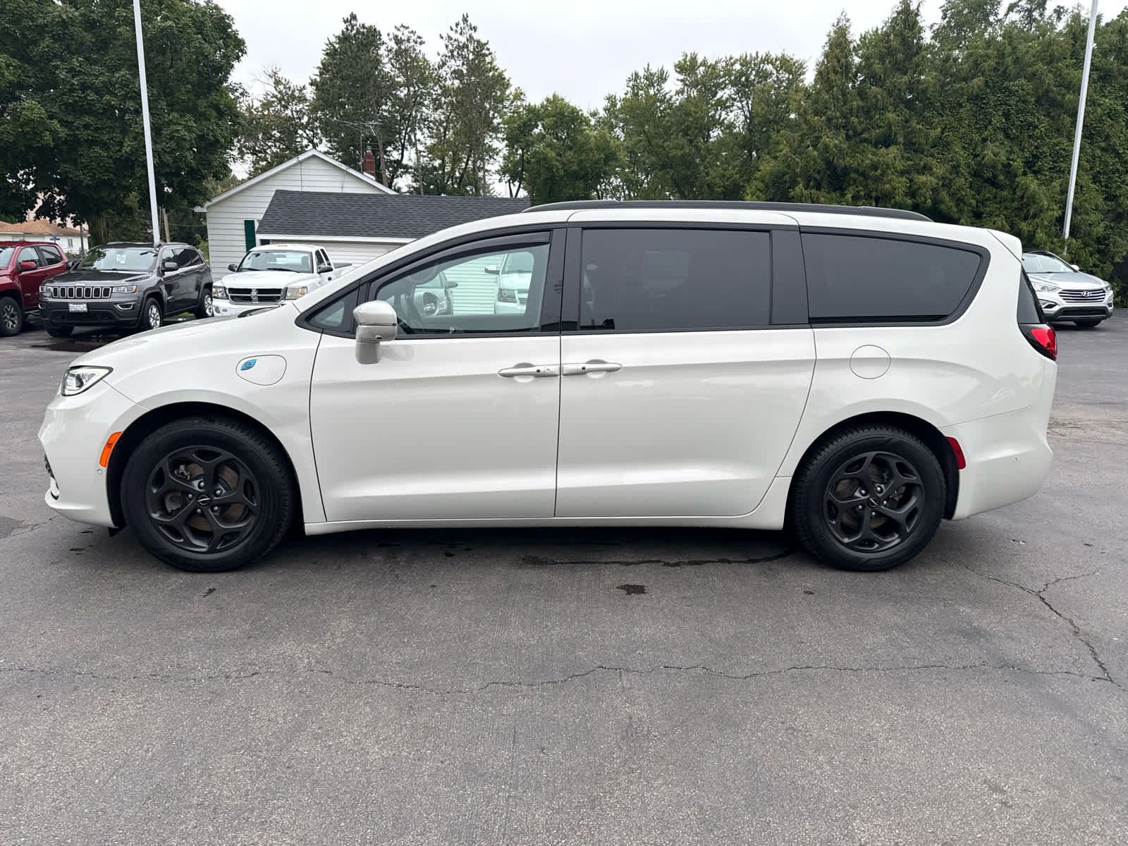 Used 2021 Chrysler Pacifica Limited w/ Premium & Safety Sphere Group FWD image 6