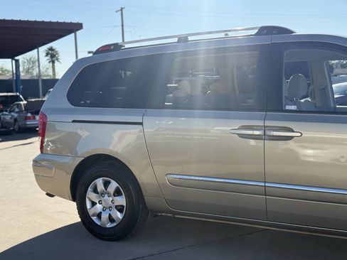 Used 2007 Hyundai Entourage Limited image 5