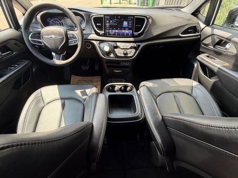 Used 2025 Chrysler Pacifica Select FWD image 8