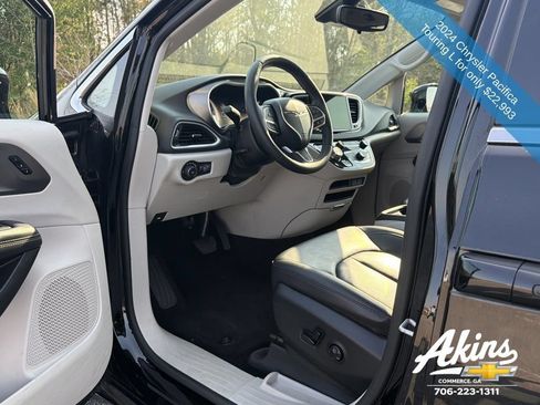 Used 2024 Chrysler Pacifica Touring-L FWD image 13