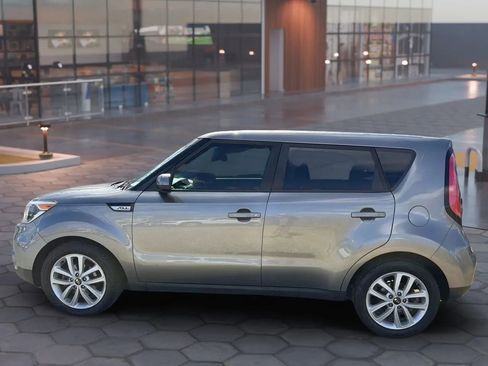 Used 2018 Kia Soul + FWD image 4