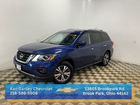 Used 2017 Nissan Pathfinder S image 2