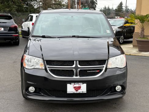 Used 2017 Dodge Grand Caravan SXT image 2