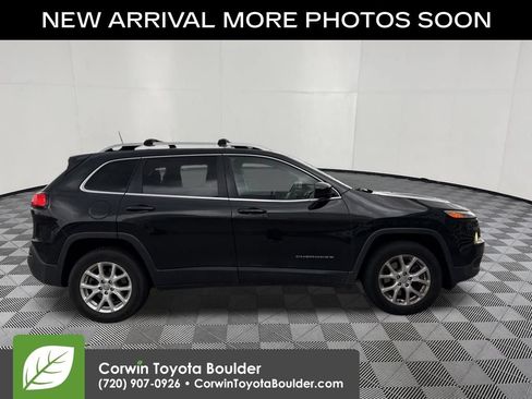 Used 2016 Jeep Cherokee Latitude w/ Cold Weather Group AWD/4WD image 9