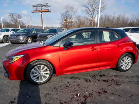 Used 2025 Toyota Corolla SE w/ SE Package image 3