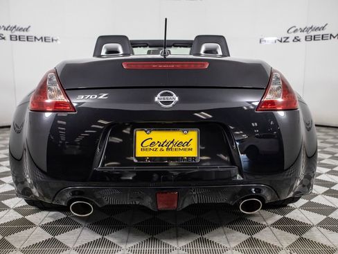 Used 2018 Nissan 370Z Touring RWD image 8