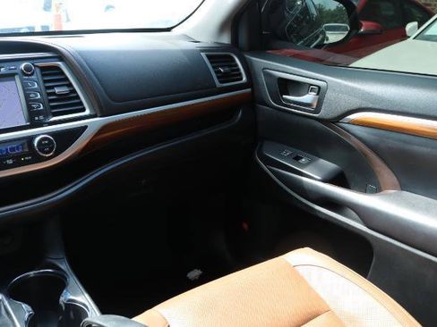 Used 2019 Toyota Highlander Limited FWD image 17