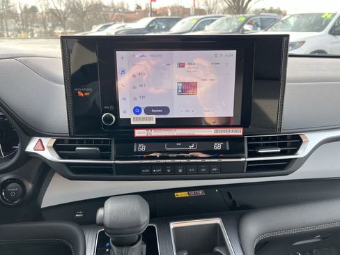 Used 2025 Toyota Sienna LE image 18