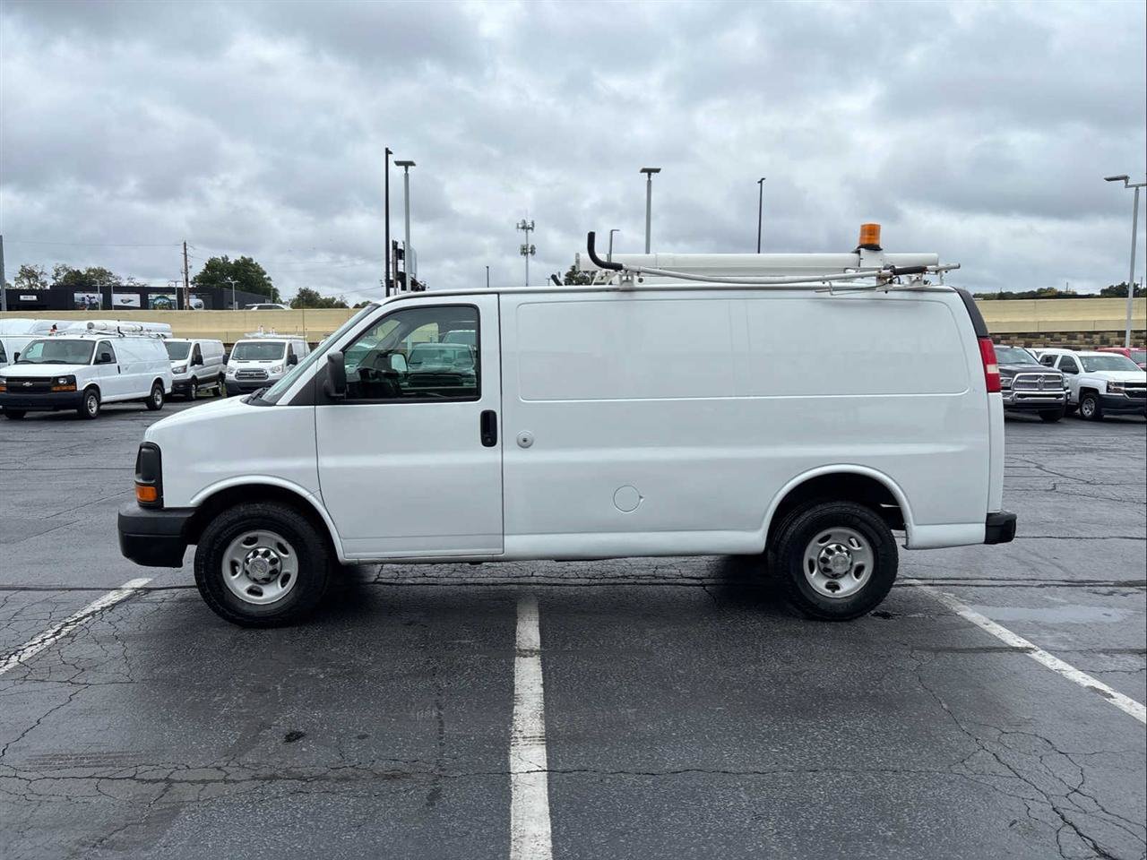 Used 2011 Chevrolet Express 2500 RWD image 5
