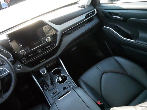Certified 2024 Toyota Highlander XLE image 11