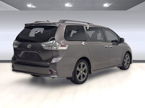 Used 2020 Toyota Sienna SE image 7