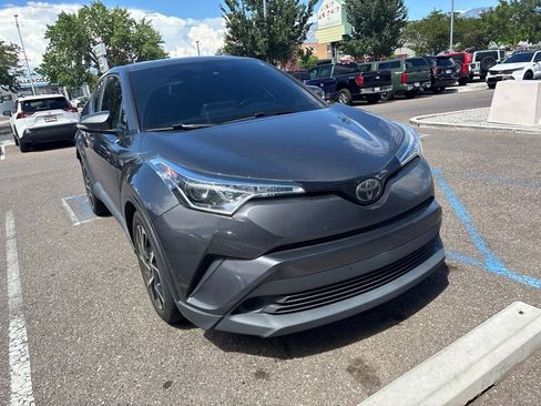 Used 2019 Toyota C-HR XLE FWD image 4