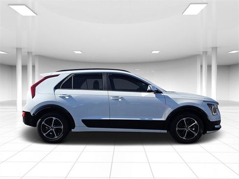Certified 2024 Kia Niro SX image 2