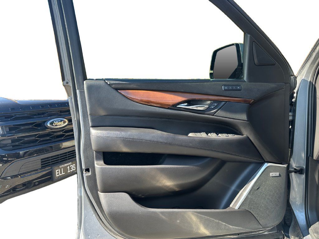 Used 2019 Cadillac Escalade Premium Luxury AWD/4WD image 18