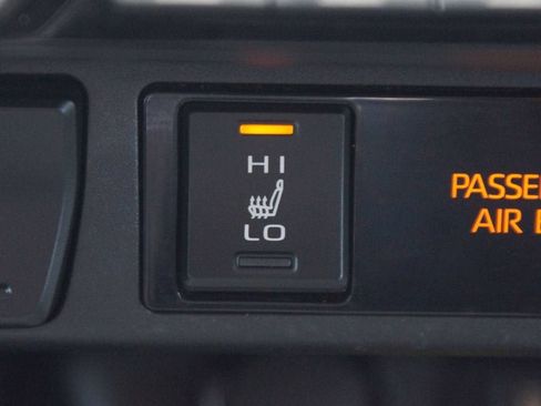 Used 2022 Toyota RAV4 XLE Premium FWD image 8