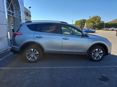 Used 2018 Toyota RAV4 XLE image 2