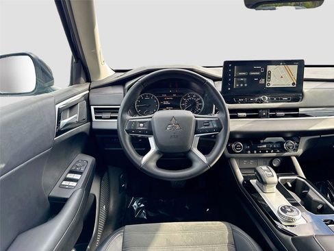 Used 2025 Mitsubishi Outlander SE image 20