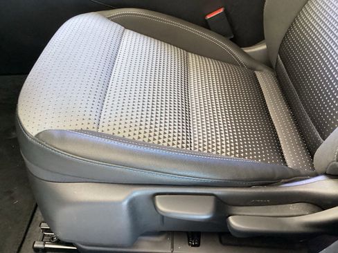 Used 2025 Chevrolet Trax LT w/ LT Convenience Package image 8