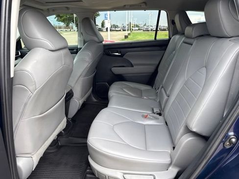 Certified 2021 Toyota Highlander XLE AWD/4WD image 11